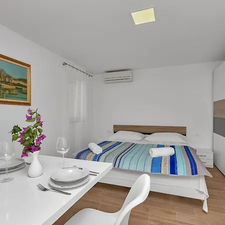 Lara Apartment